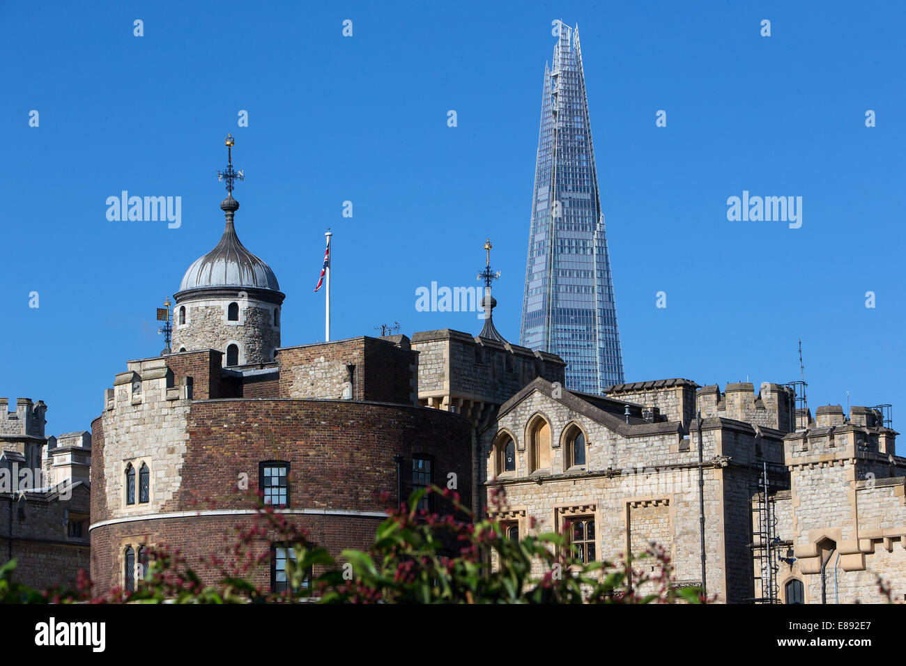 Blick auf den Tower of London mit dem Shard Stockfoto