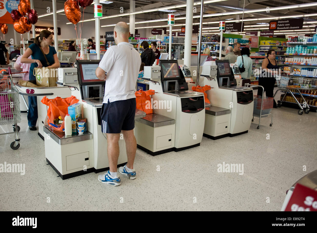 SB-Kassen bei Sainsburys Supermarkt Stockfoto