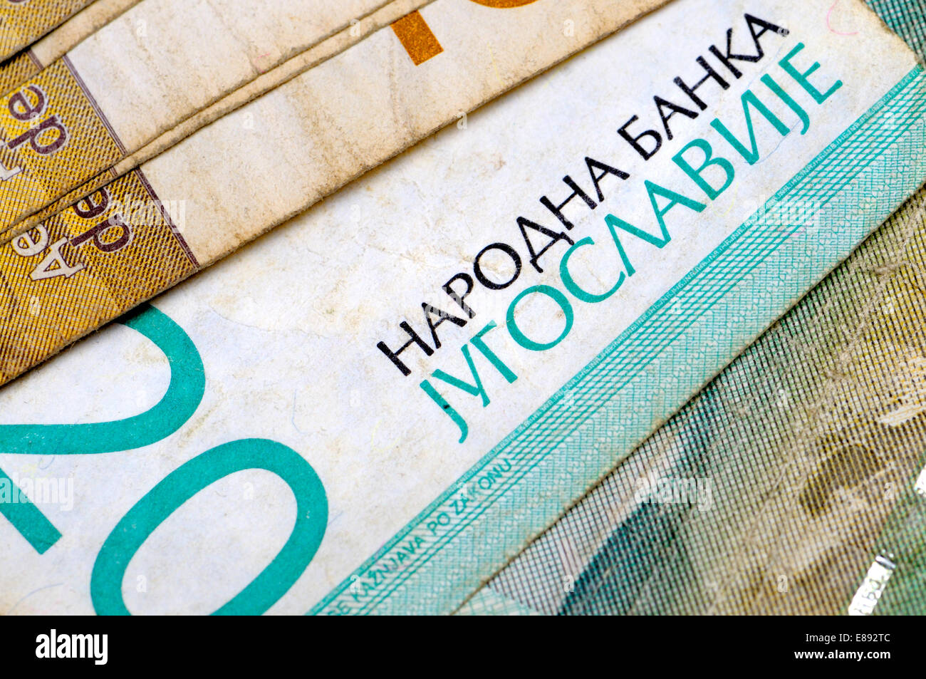 "National Bank of Jugoslawien" in kyrillischer Schrift auf alte serbische Währung (20 Dinar) Stockfoto