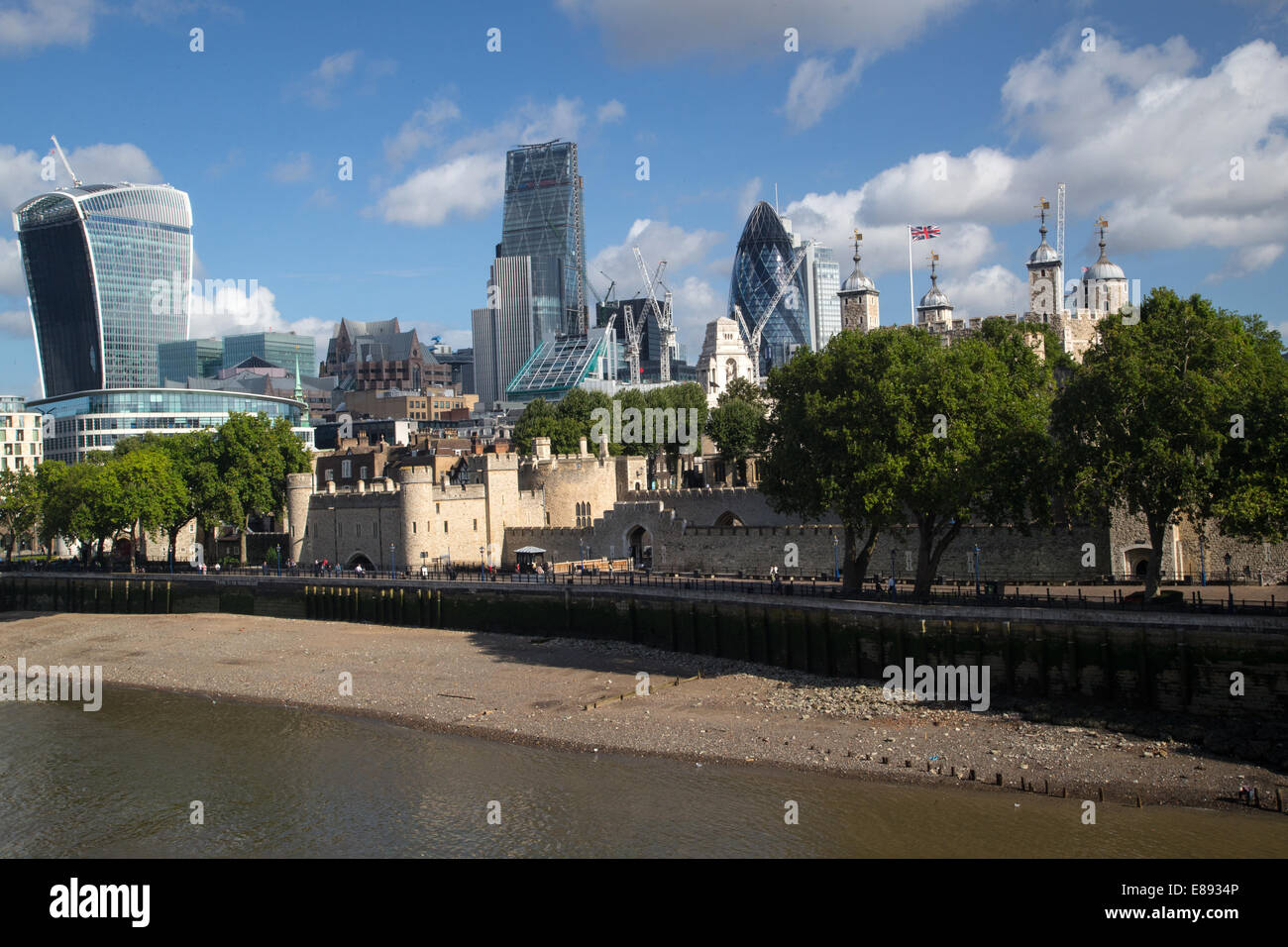 Ansicht der City of London mit dem Walkie-Talkie, die Gurke, Cheesegrater und den Tower of London Stockfoto