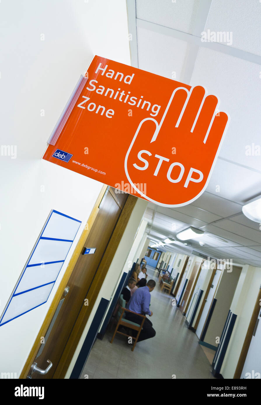 Hand Sanitizing Zone Warnzeichen in einem Krankenhaus. Stockfoto