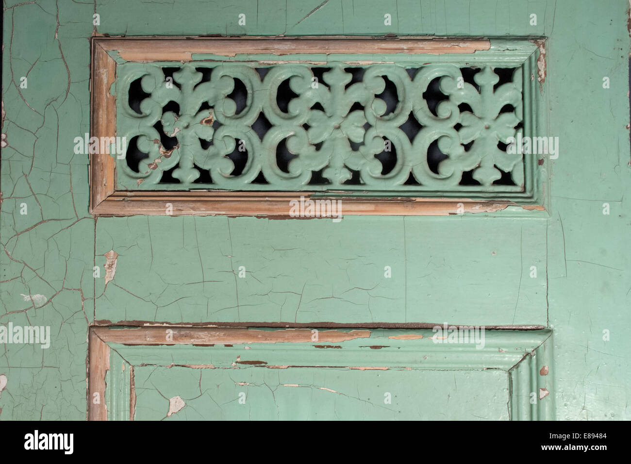 Distressed grüne viktorianischen Tür mit Eisen arbeiten Stockfoto