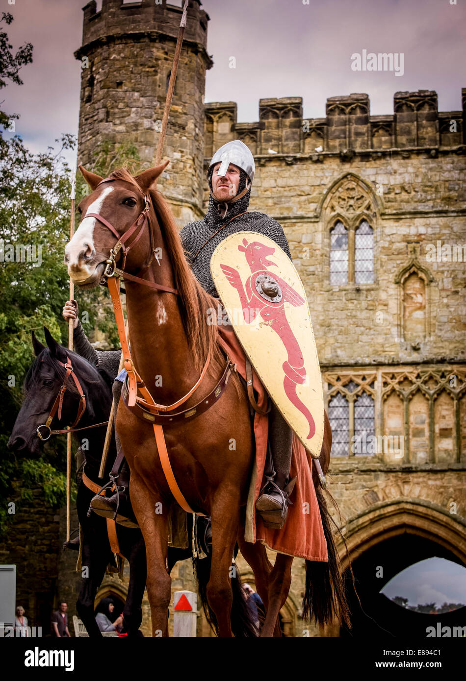 Battle, East Sussex, UK. 2. Oktober 2014. Norman-Kavallerie, die Pfadfinder in der Battle Abbey heute angekommen, nach einer zweitägigen Fahrt von Pevensey Castle vor English Heritage Schlacht von Hastings Re-Inszenierung, die Battle Abbey am 11. und 12. Oktober zurückgibt. Die Fahrer reisten etwa 17 Meilen über zwei Tage aus dem Bereich wo die Invasionsarmee Norman am Ende September 1066, auf dem Schlachtfeld landete. Bildnachweis: Jim Holden/Alamy Live-Nachrichten Stockfoto