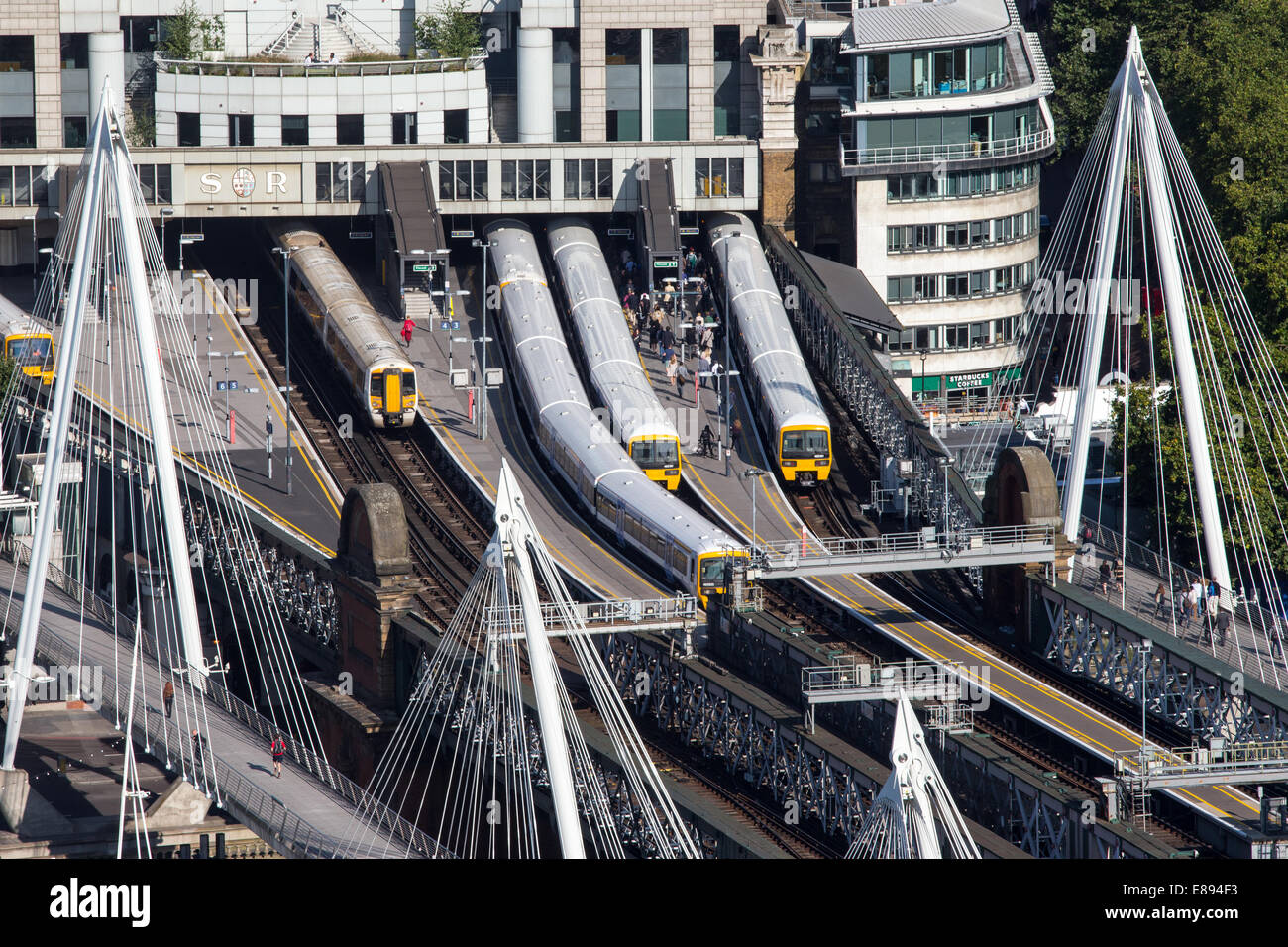 Züge am Bahnhof Charing Cross zeigt Pendler Stockfoto