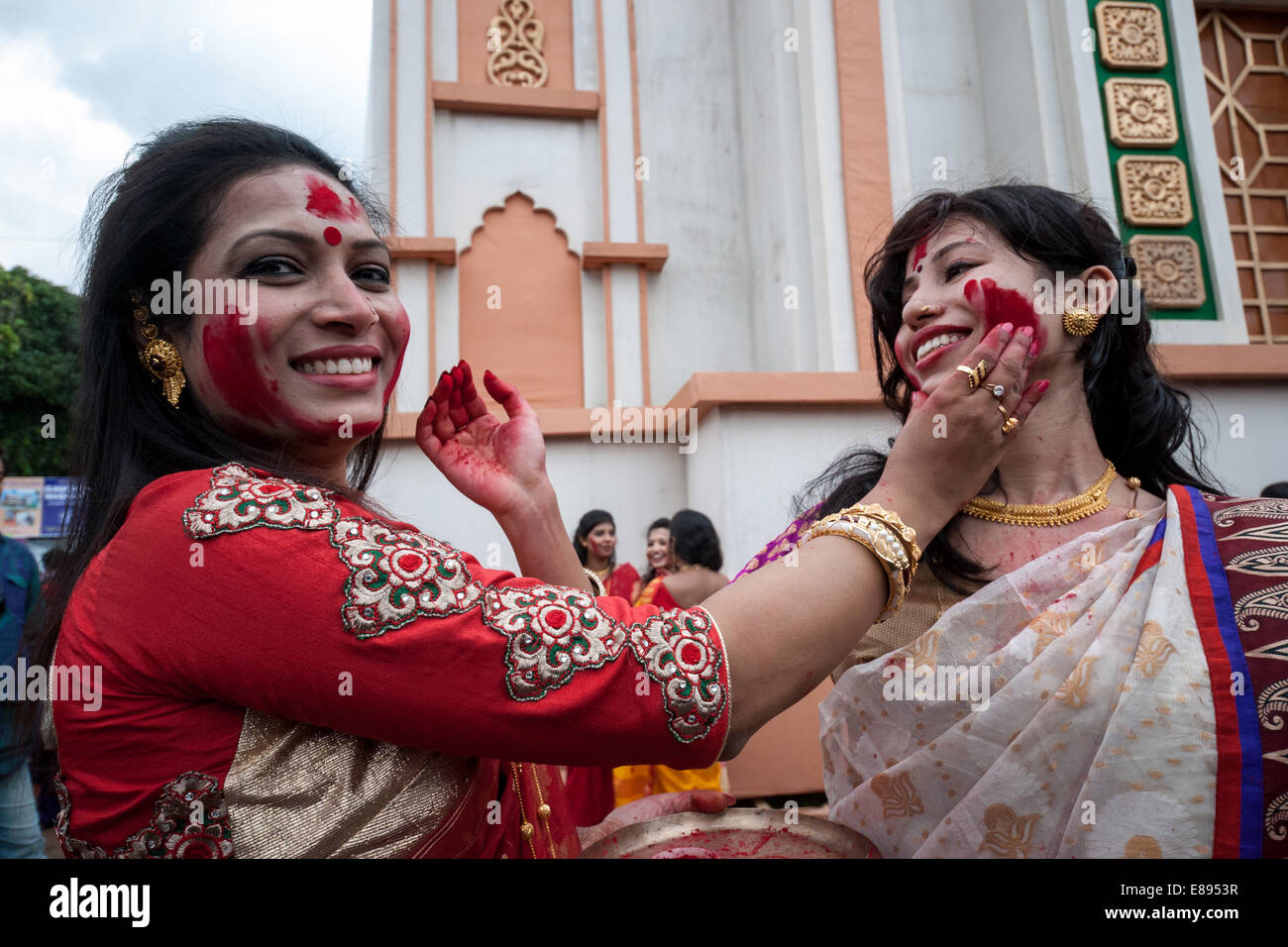 Frauen feiern Durga Puja, Kolkata, Westbengalen, Indien Stockfoto