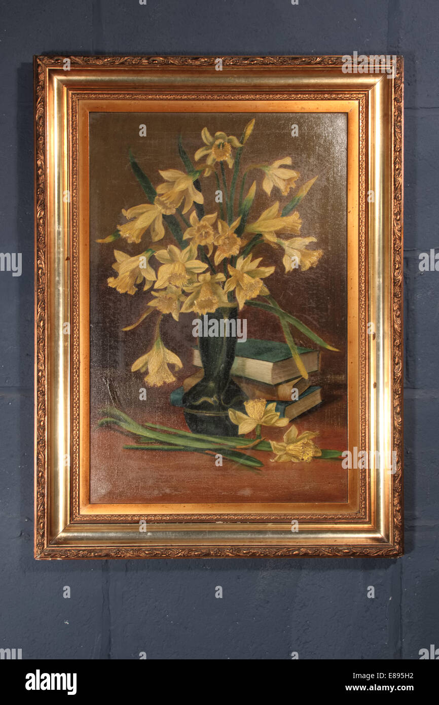 Gold Framed-Ölgemälde von Narzissen und Bücher Stockfoto