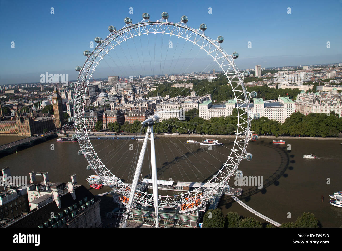 Das Millennium Wheel-Riesenrad abgeschlossen im Februar 2000-135 Meter hoch mit 32 Hülsen mit den Houses of Parliament Stockfoto