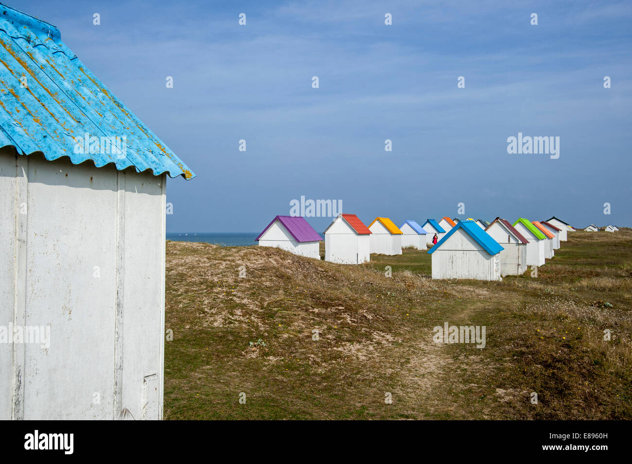 Bunte Strand Hütten in den Dünen bei Gouville-Sur-Mer, Basse-Normandie, Frankreich Stockfoto