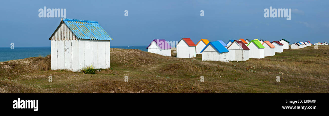 Bunte Strandkabinen an Gouville-Sur-Mer, Basse-Normandie, Frankreich Stockfoto