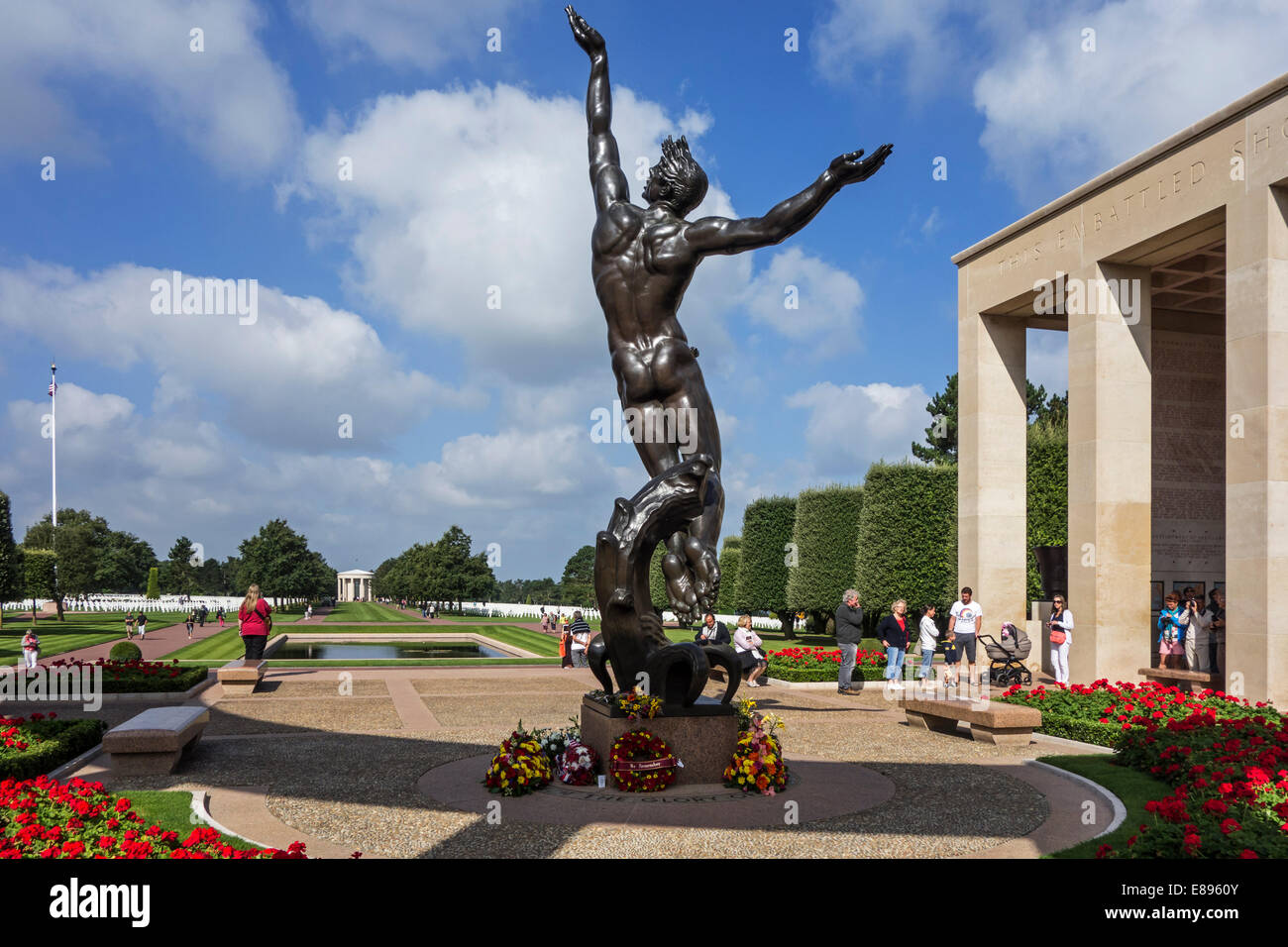 Statue der Geist der amerikanischen Jugend steigt aus Wellen, Normandie amerikanischen Friedhof und Denkmal, Colleville-Sur-Mer, Frankreich Stockfoto