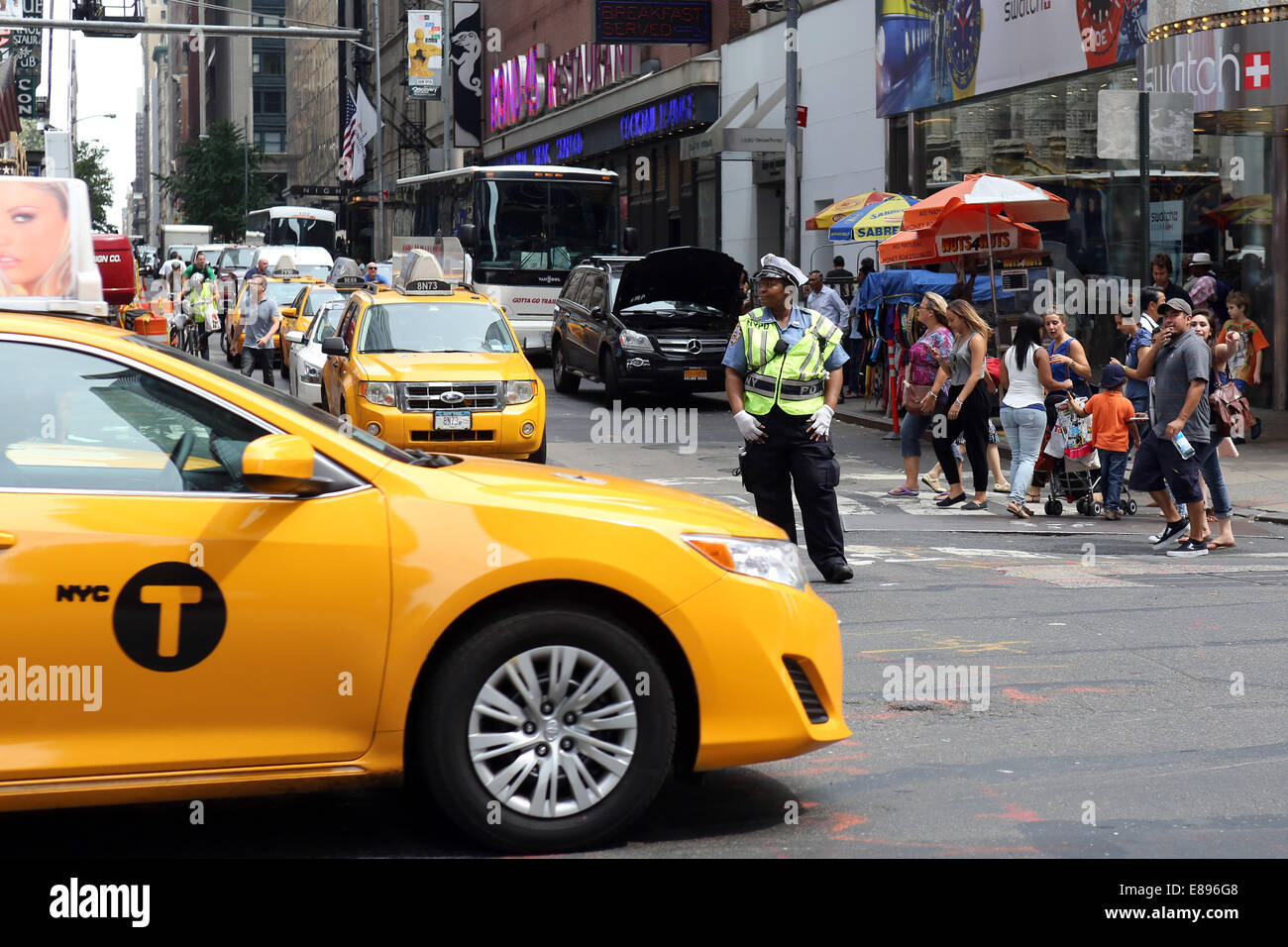 New York, USA, Polizist regelt den Verkehr Stockfoto