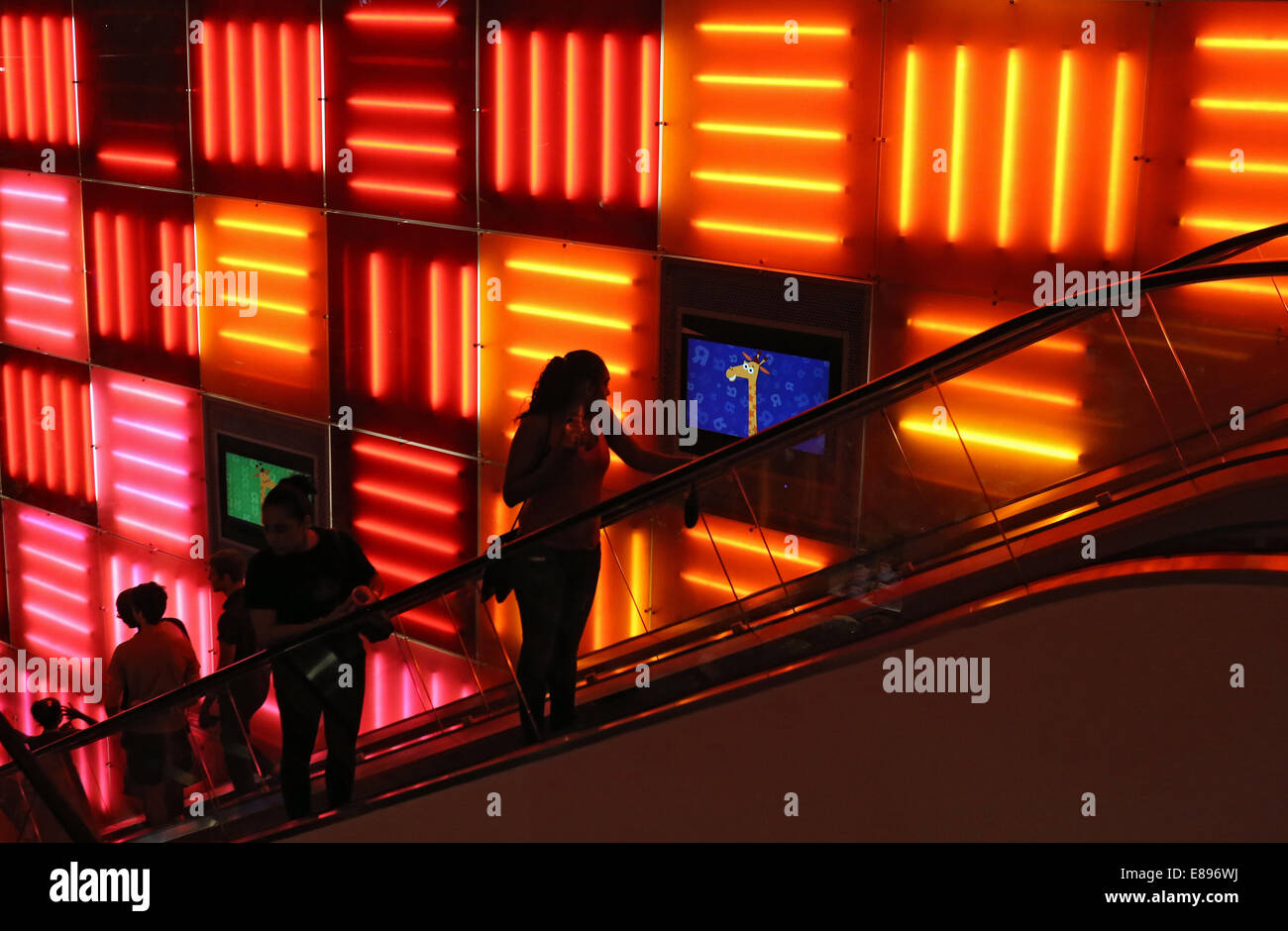 New York City, Vereinigte Staaten, Menschen auf einer Rolltreppe im Toys-R-Us store Stockfoto