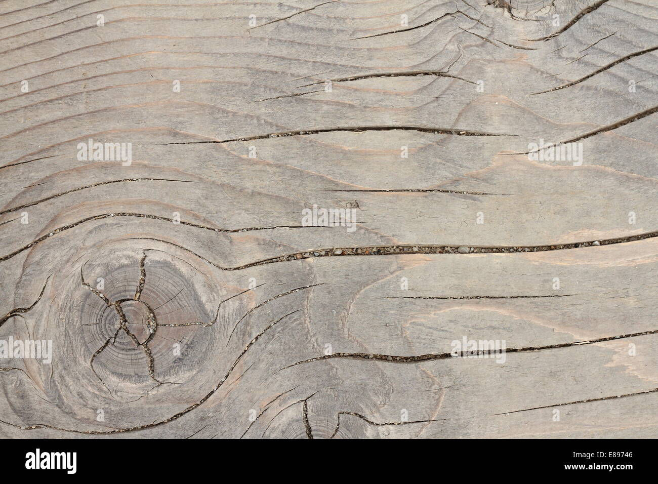 Holzboden-Detail herauszuputzen, verwitterte alte Diele mit Knoten Stockfoto