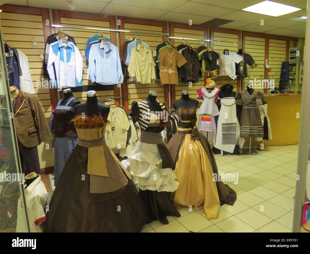 JOHANNESBURG, Südafrika. Fashion-Shops in einem Einkaufszentrum. Foto Tony Gale Stockfoto