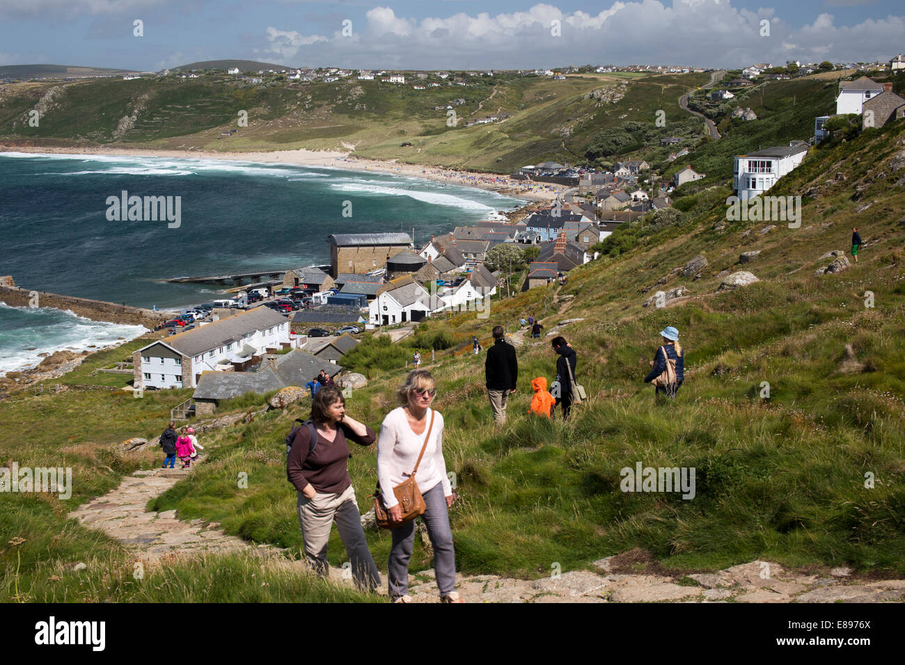 Zwei Frauen Freizeit Wanderer aus dem Küstenpfad SW Sennen Cove, Cornwall, England, UK. Stockfoto