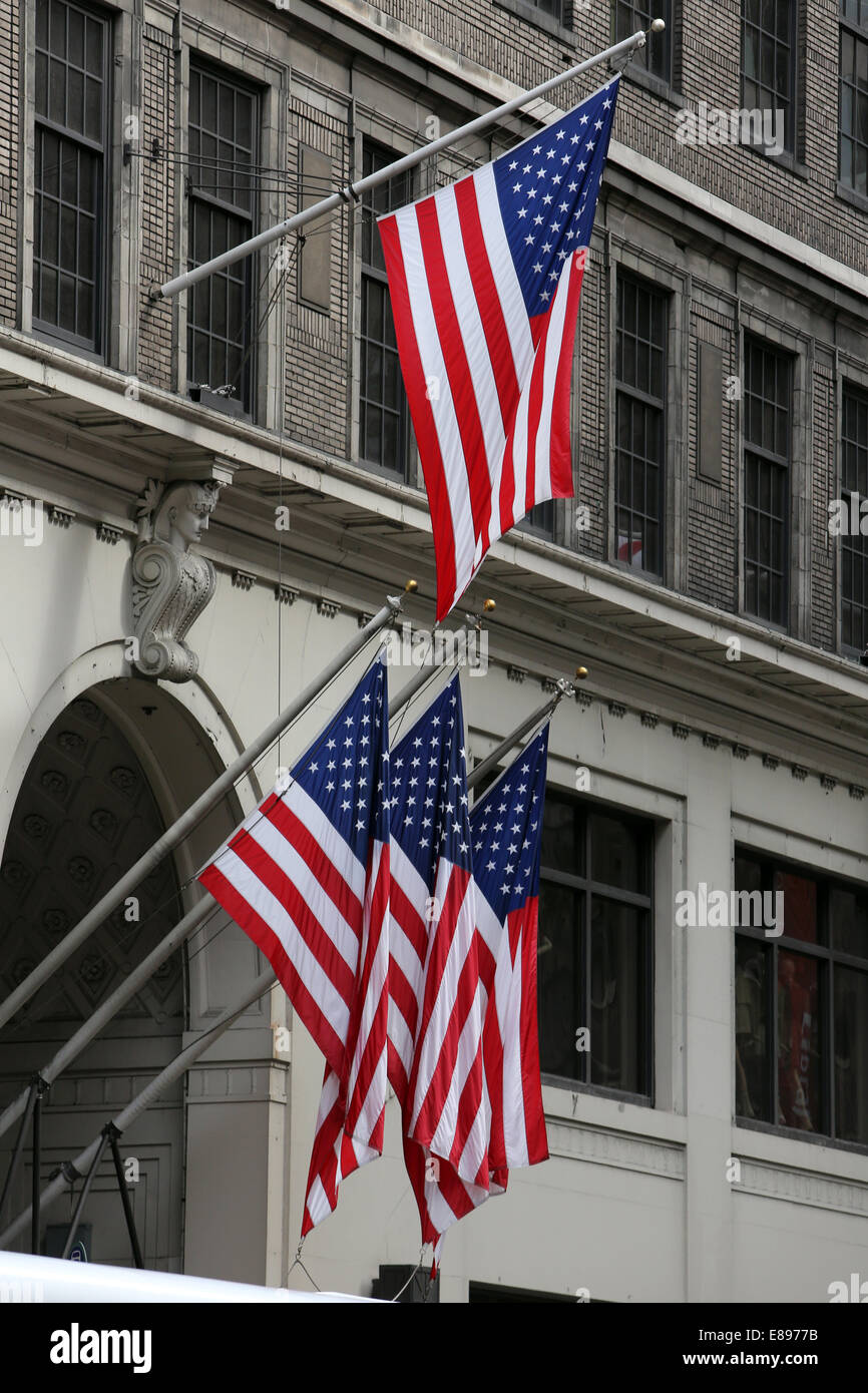 New York City, USA, Nationalflaggen der Vereinigten Staaten von Amerika an einer Hausfassade hängen Stockfoto