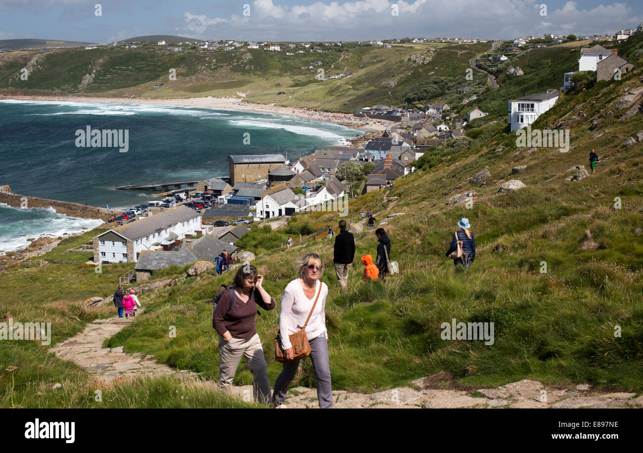 Zwei Frauen Freizeit Wanderer aus dem Küstenpfad SW Sennen Cove, Cornwall, England, UK. Stockfoto