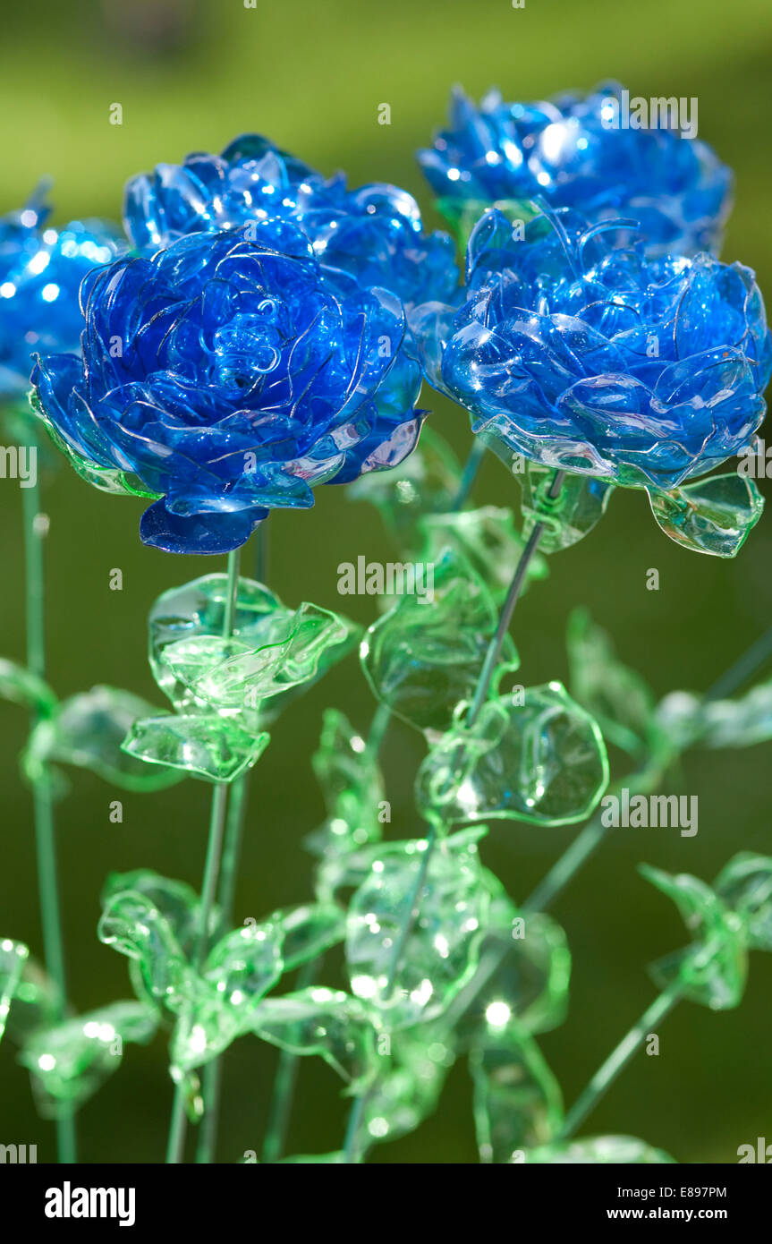 Blumen aus Plastikflaschen, die Recycling-Kunststoff hergestellt  Stockfotografie - Alamy