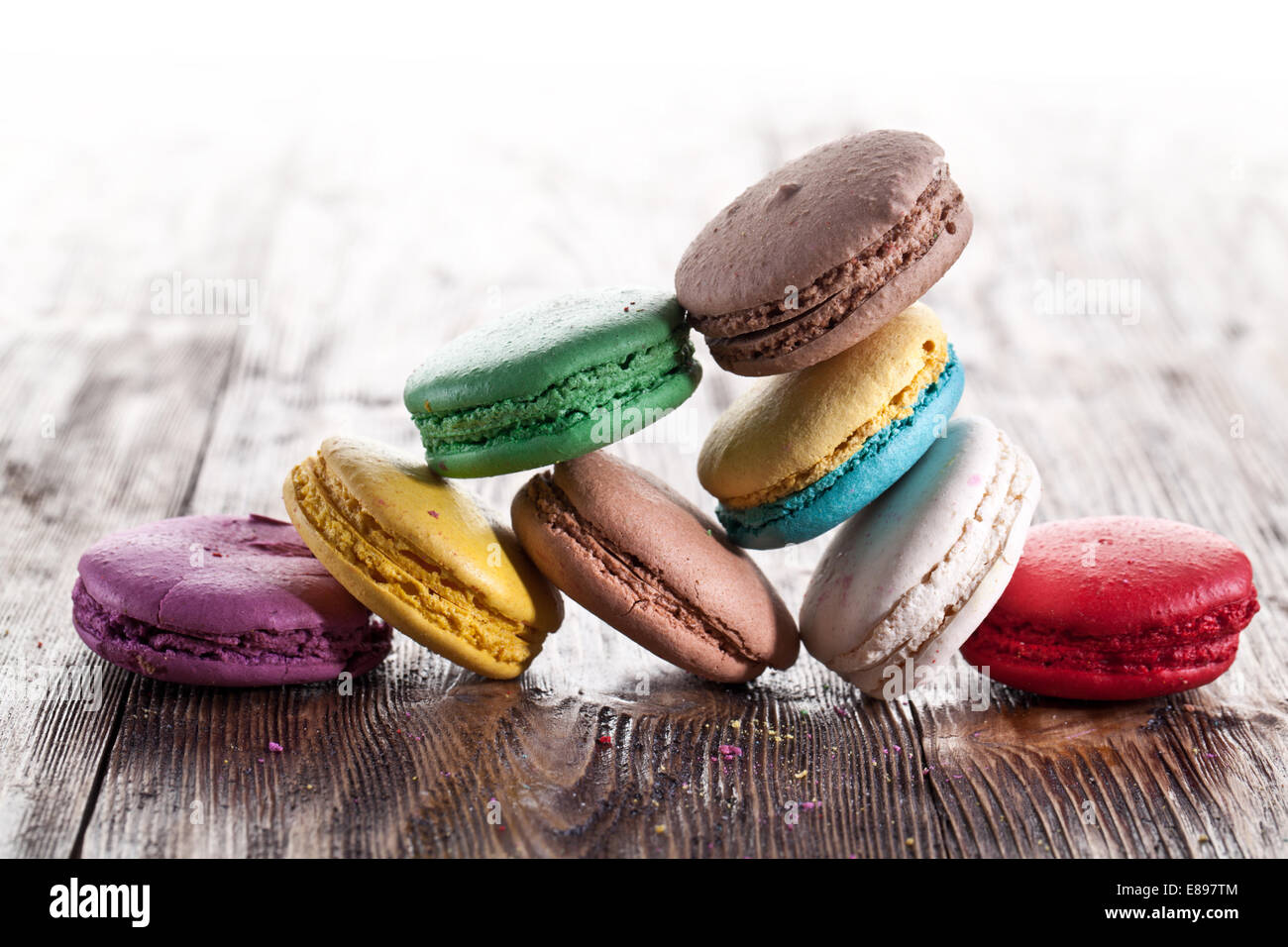Bunte französische Macaron auf einem alten Holztisch. Stockfoto