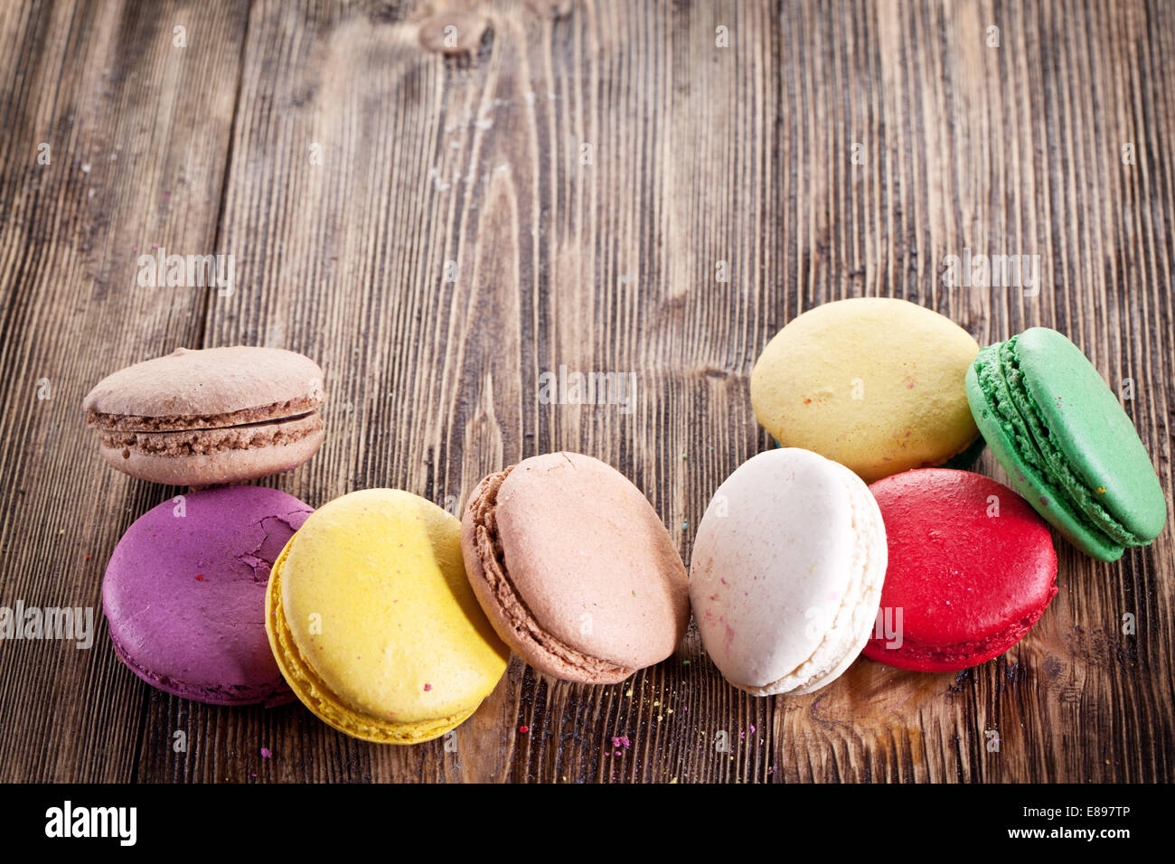 Bunte französische Macaron auf einem alten Holztisch. Stockfoto