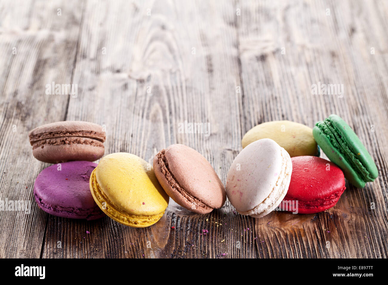 Bunte französische Macaron auf einem alten Holztisch. Stockfoto
