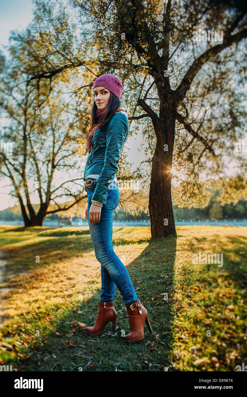 Junge Brünette im Herbst Mode in den Schatten eines Baumes. Schuss mit Tilt-Objektiv Stockfoto