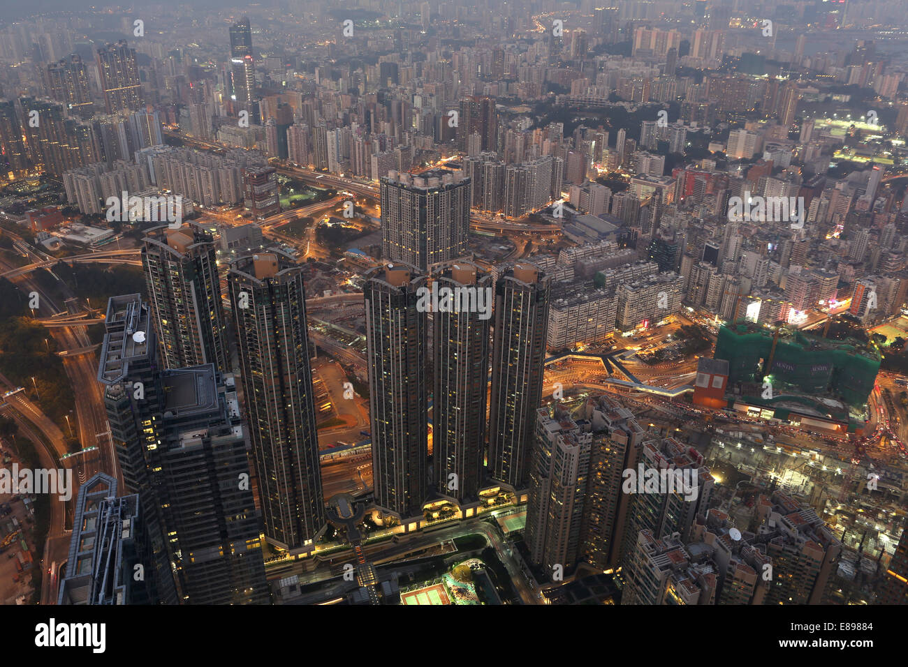 Hong Kong, China, mit Blick auf den Stadtteil Kowloon in der Abenddämmerung Stockfoto