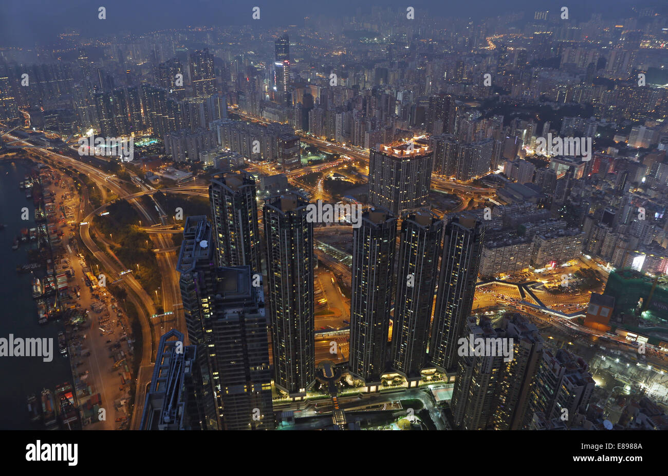 Hong Kong, China, mit Blick auf den Stadtteil Kowloon in der Abenddämmerung Stockfoto