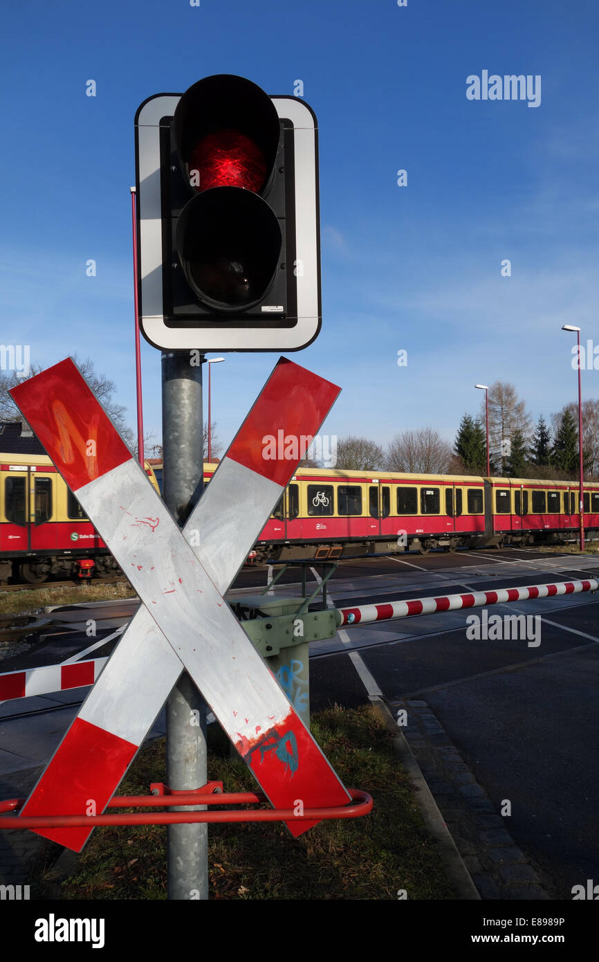 Neuer Hagen als Andreaskreuz mit Warnleuchten und Barrieren auf einem Bahnübergang Stockfoto