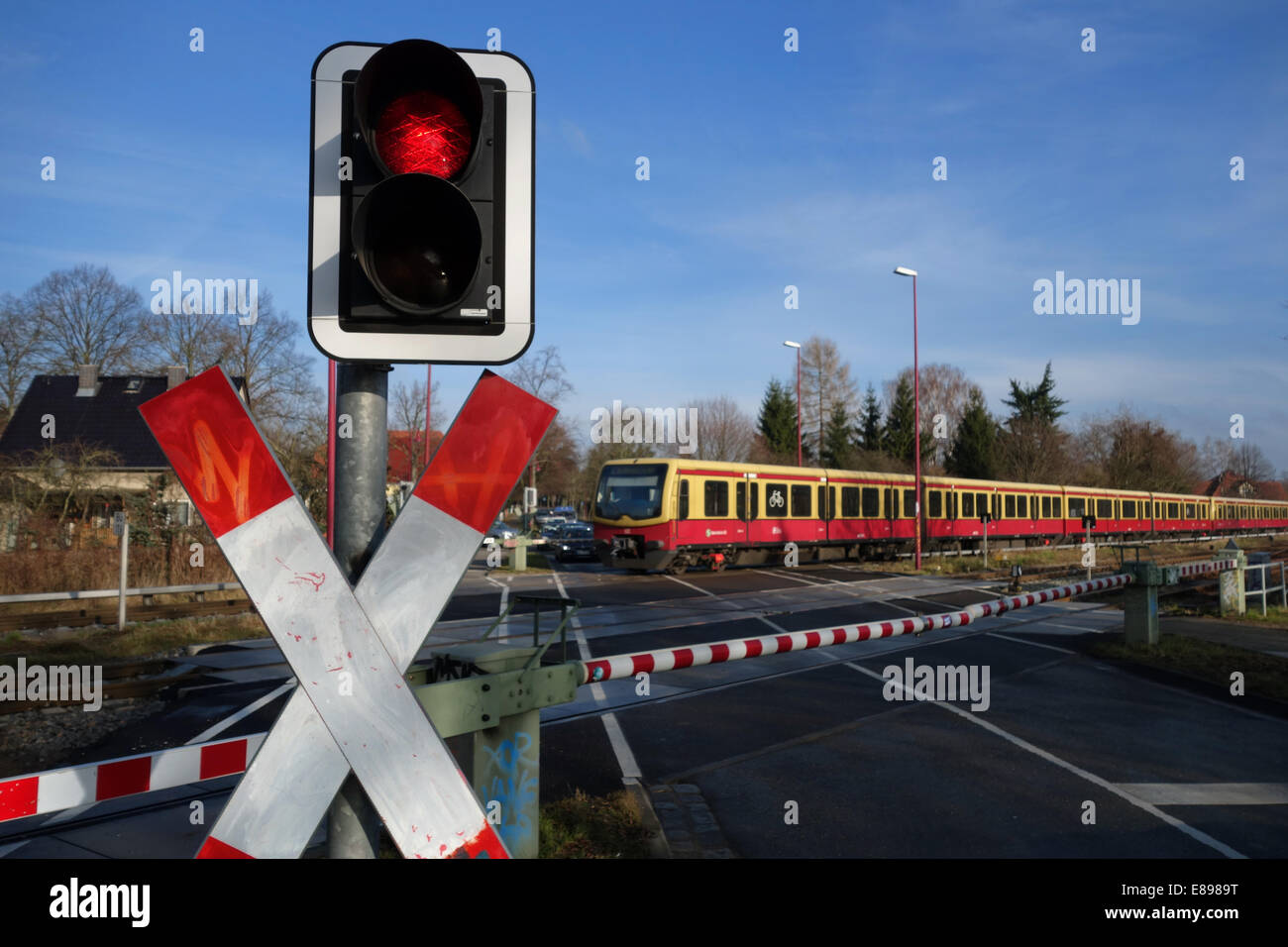 Neuer Hagen als Andreaskreuz mit Warnleuchten und Barrieren auf einem Bahnübergang Stockfoto