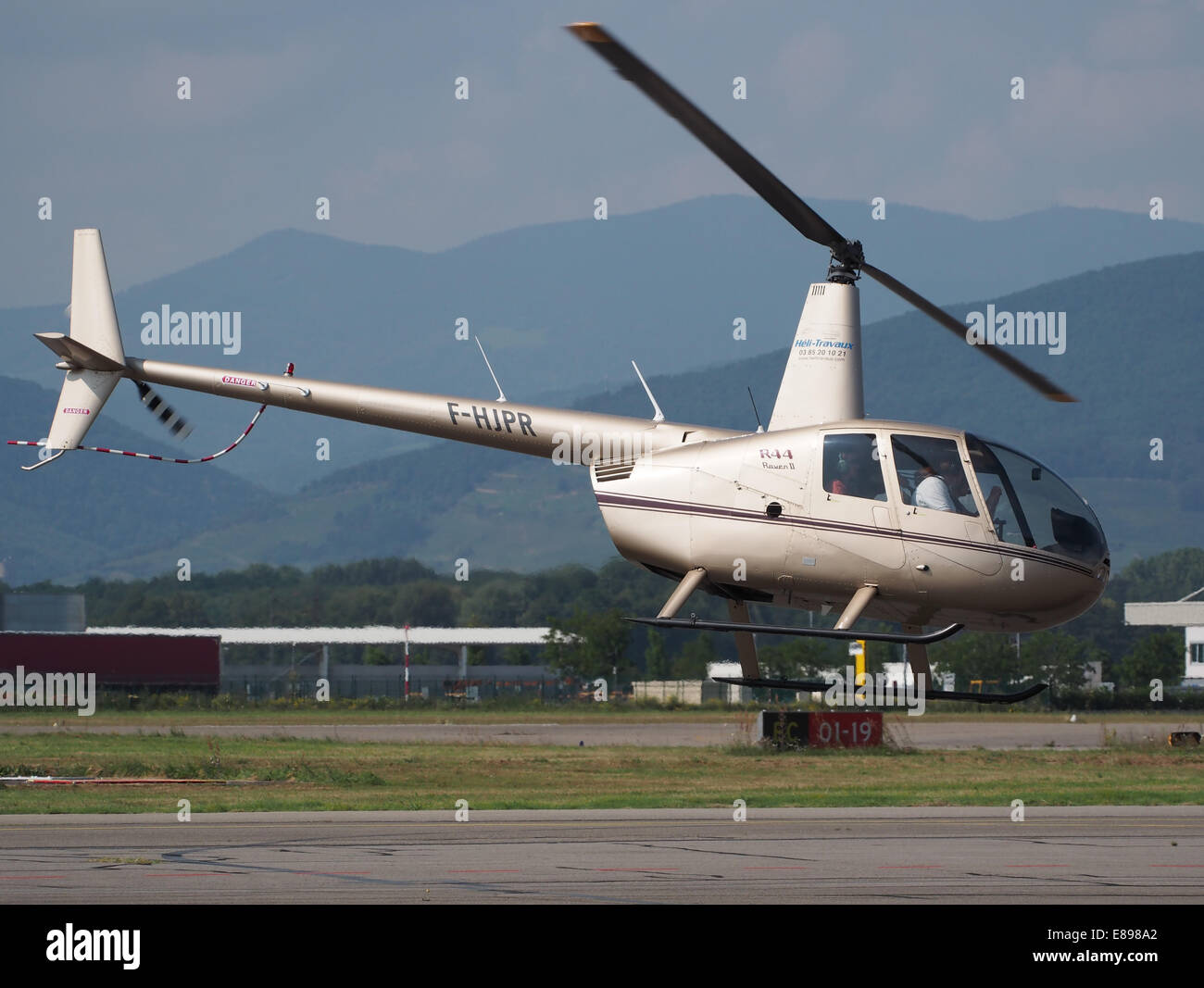 Der F-HJPR, ein R44 Raven II Hubschrauber, startet vom Flughafen Colmar - Houssen (IATA=CMR, ICAO=LFGA). Der R44 Raven II ist ein leichter, viersitziger Hubschrauber, der in verschiedenen kommerziellen und privaten Anwendungen eingesetzt wird. Stockfoto