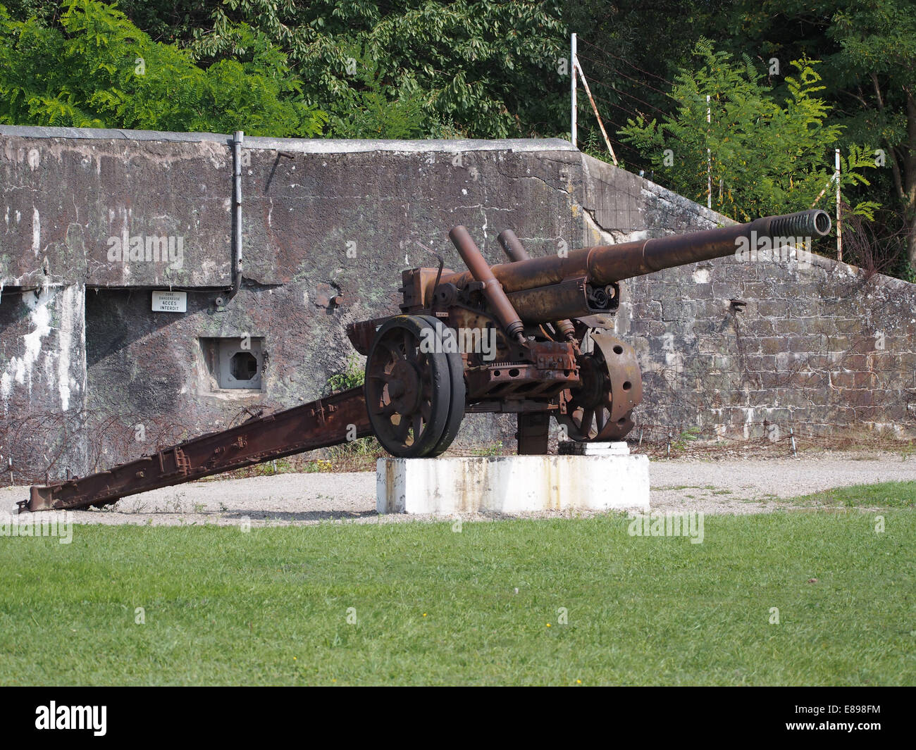 Das Bild zeigt eine alte Kanone, Kasemate 35-3, in Marckolsheim. Die Kanone ist Teil historischer militärischer Ausrüstung, was ihre Rolle in früheren Verteidigungs- und Befestigungsanlagen unterstreicht. Stockfoto