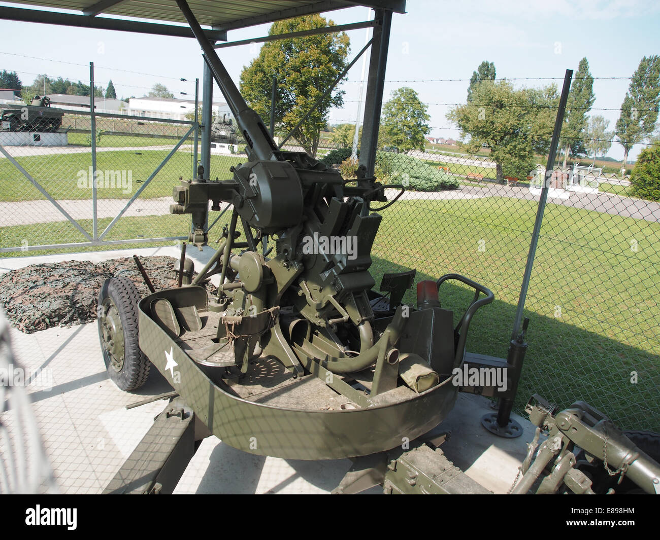 Das Bofors M1-Artilleriesystem befindet sich in der Kasematte 35-3 in Marckolsheim. Diese historische Waffe wurde Mitte des 20. Jahrhunderts zur Luftabwehr eingesetzt und ist ein wichtiger Teil der Militärgeschichte. Stockfoto