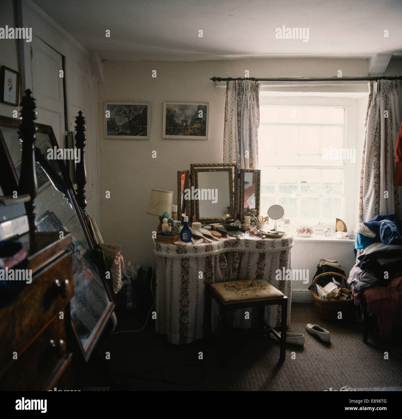 Achtziger Jahre Schlafzimmer mit Frisiertisch mit Röckchen Stockfoto