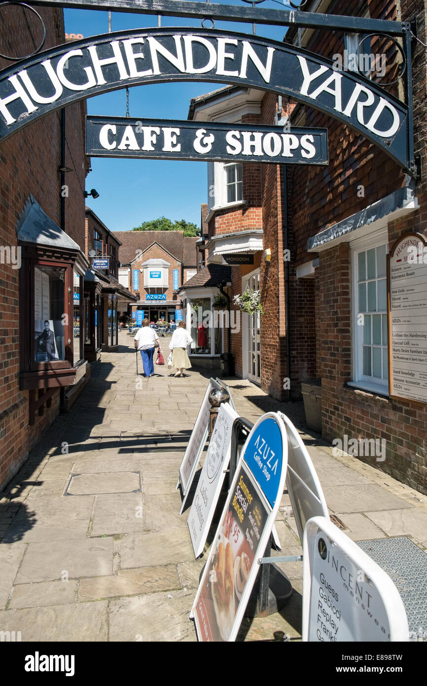 Hughenden Hof, einer schönen Straße von Geschäften & Café in der historischen Stadt Galerie-, Wiltshire, UK Stockfoto