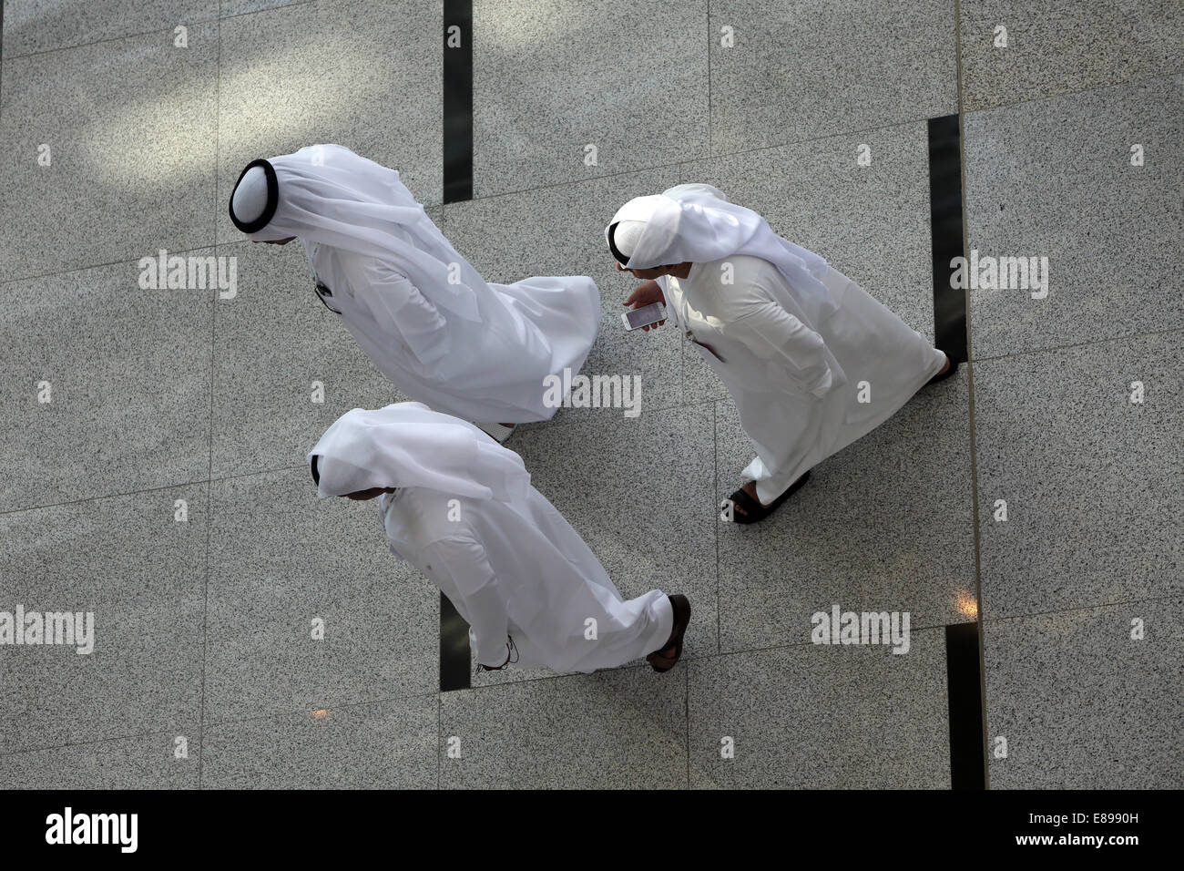 Dubai, Vereinigte Arabische Emirate, Vogelperspektive, Männer in Tracht Stockfoto