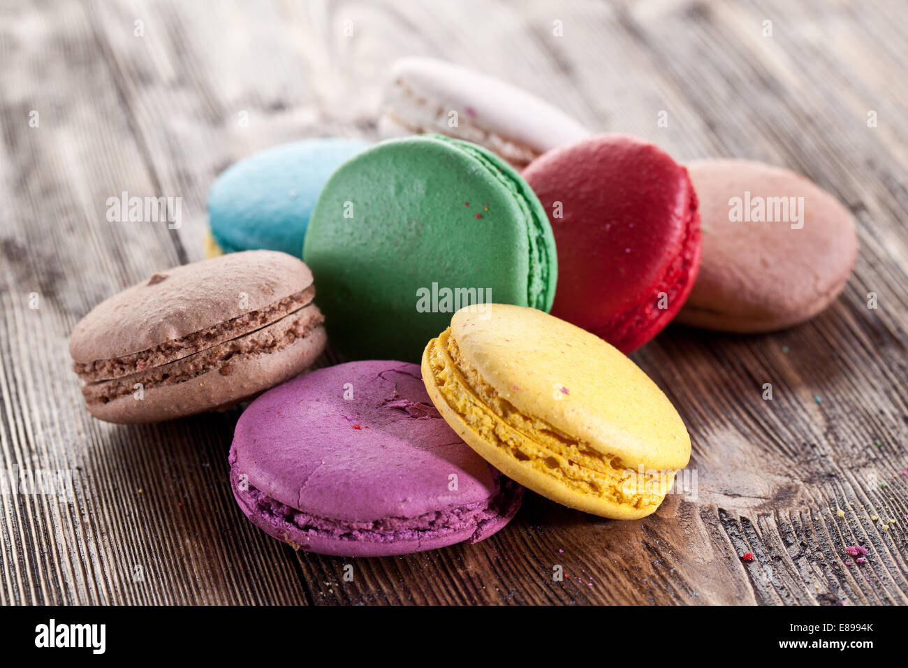 Bunte französische Macaron auf einem alten Holztisch. Stockfoto