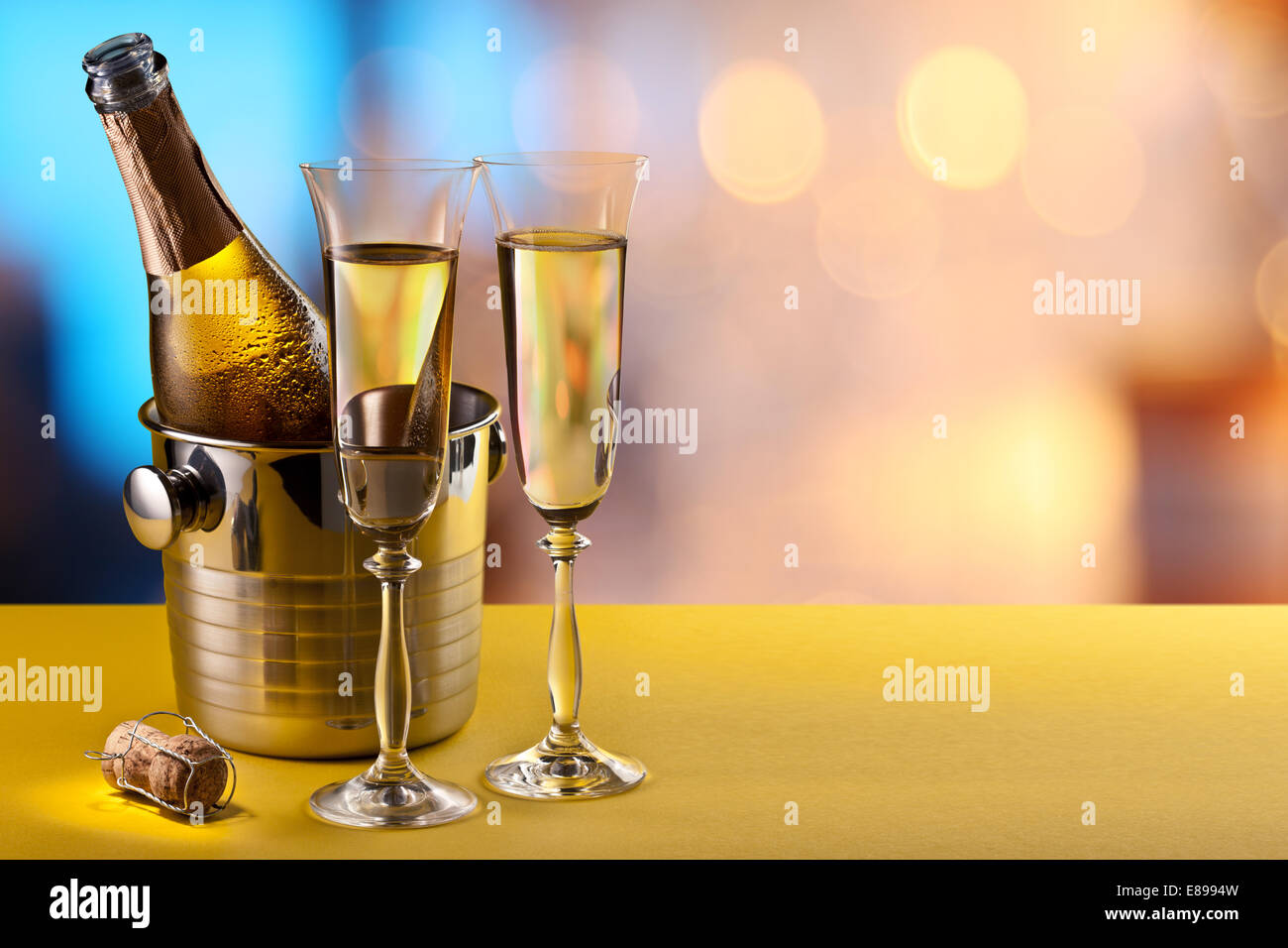 Sektgläser und gekühlte Flasche an der Bar Theke. Stockfoto