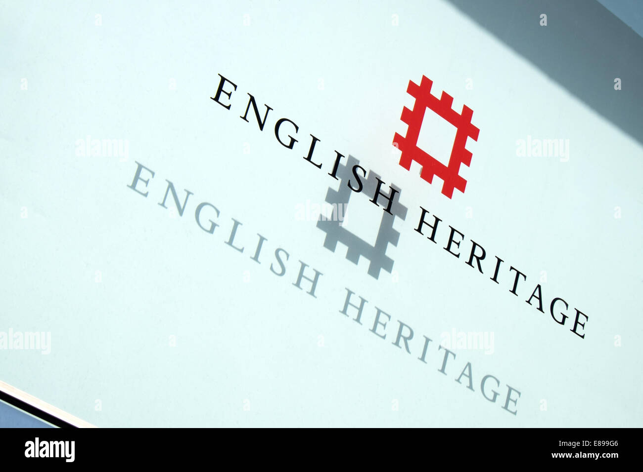 English Heritage Logo & Text auf einer Glasplatte mit Schatten hinter in ihren Büros in Swindon, Wiltshire, UK Stockfoto