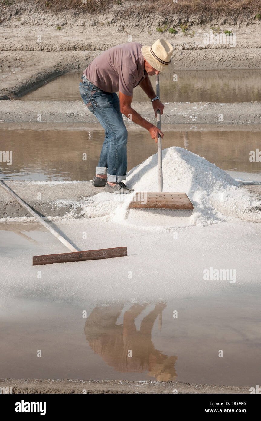 Salz Arbeiter Gestaltung Salz zum Trocknen auf ein Salz-Sumpf, Vendee, Frankreich Stockfoto