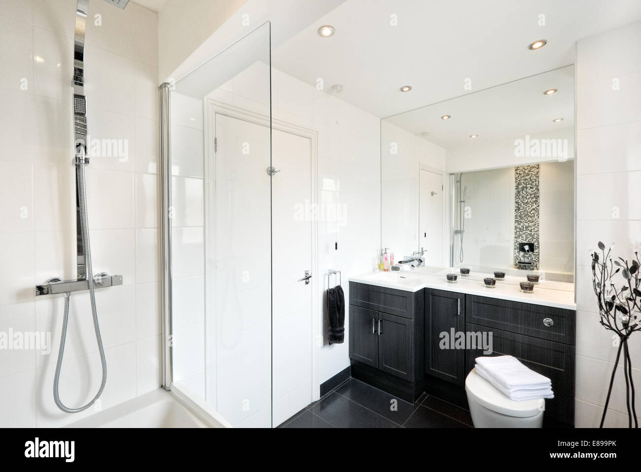 Ein zeitgenössisches Badezimmer in eine moderne UK mit montierten Einheiten & Chrom Armaturen nach Hause Stockfoto