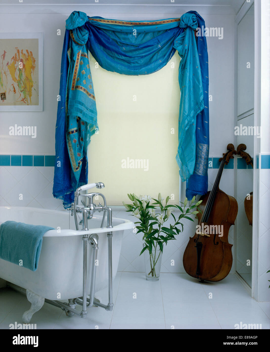 Badezimmer mit freistehender Badewanne und Cello Stockfoto