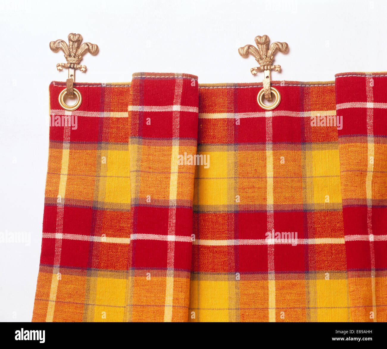Rot + gelb karierten Vorhang auf Fleur de Lis Haken in Nahaufnahme  Stockfotografie - Alamy