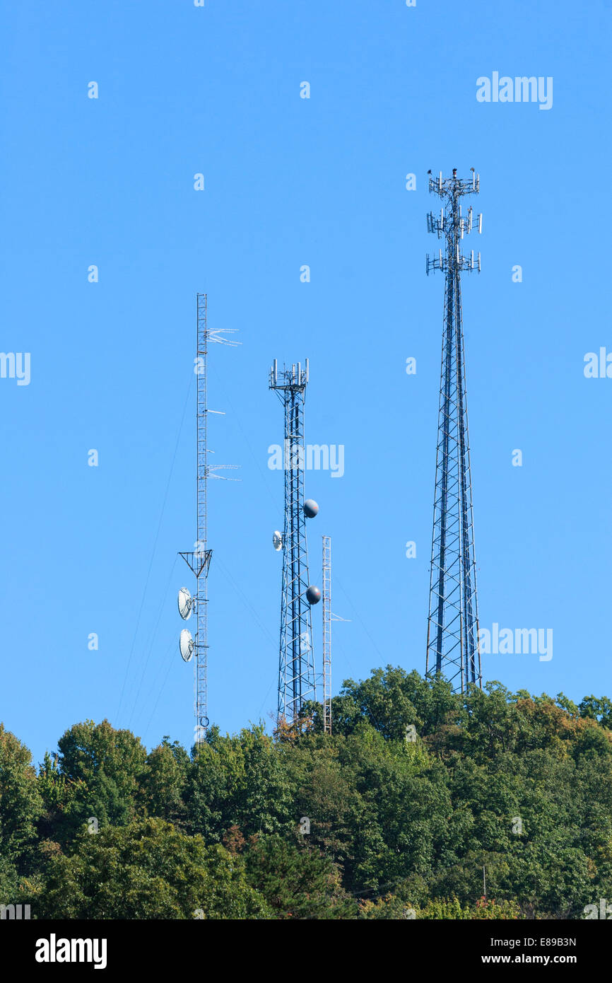 Kommunikationskellentürme auf der Bergkuppe außerhalb der Wartburg Tennessee USA Stockfoto