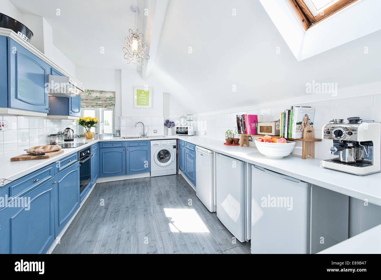 Eine helle, luftige, Wohnung Küche in einem Dachgeschossausbau Stockfoto
