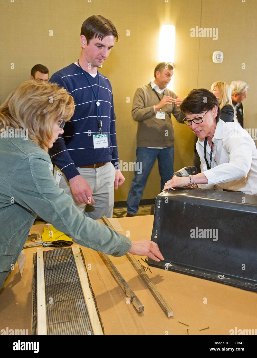 Novi, Michigan - Ratsmitglieder Wildlife Habitat lernen, Fledermaus-Häuser mit recycelten Chevrolet Volt Batterie Cover zu machen. Stockfoto