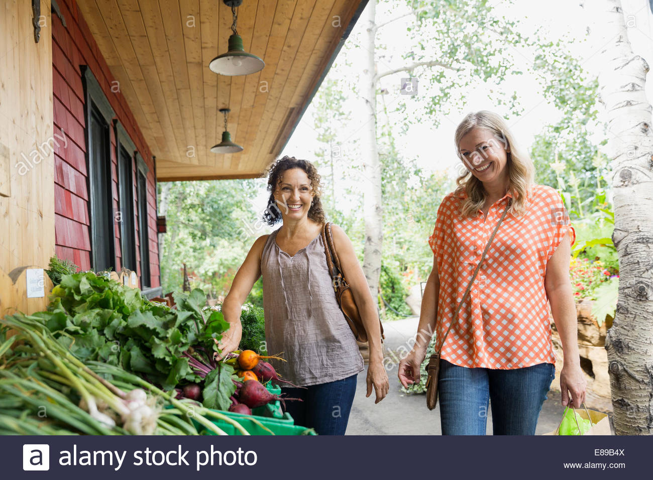 Lächelnde Frauen Einkaufen für außen Gemüsemarkt Stockfoto