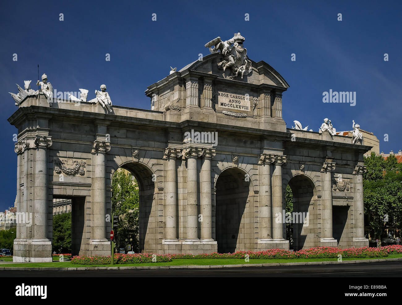 Ein Blick auf die Westfassade der Puerta De Alcala und architektonische Details. Es ist in der Mitte der Rotunde des Independence Square entfernt und es ist eines der fünf ehemaligen königlichen Gates, dass der Zugang zu der Stadt Madrid in Spanien gab. Stockfoto