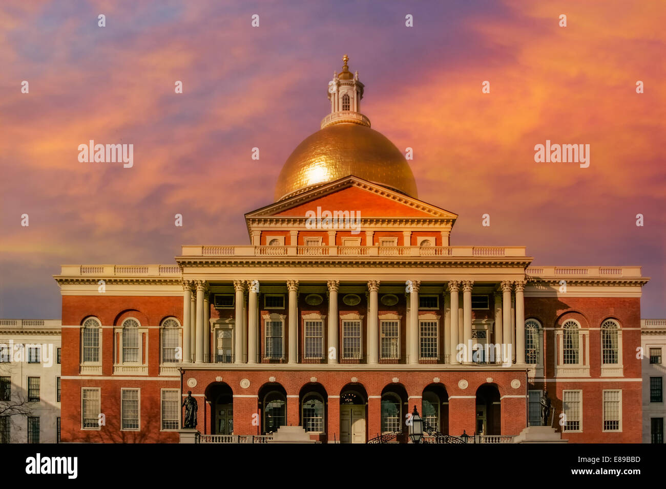 Vorderansicht des Massachusetts State House, die auch als das Massachusetts Statehouse oder die 'Neuen' State House, bei Sonnenuntergang bekannt. Es ist das State Capitol und Haus der Regierung des Commonwealth von Massachusetts, im Beacon Hill Viertel von Boston. Stockfoto