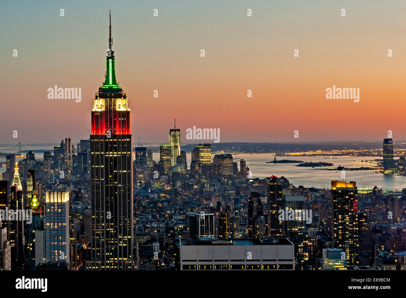 Vogelperspektive die beleuchtete Midtown Skyline von Manhattan in der Dämmerung von oben auf den Felsen in New York City. Stockfoto